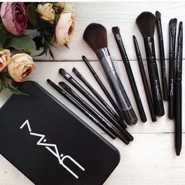 Кисти для макияжа в железном футляре Power Brush Naked 3
