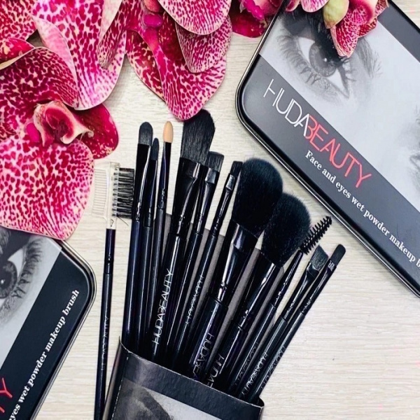 Кисти для макияжа в железном футляре Power Brush Naked 3