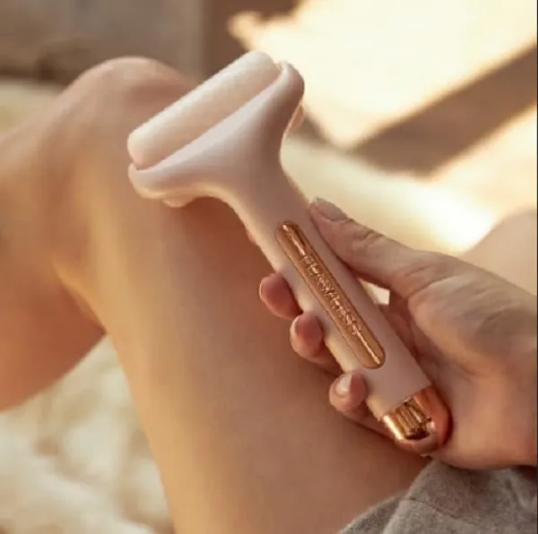 Охлаждающий ролик массажёр для лица и тела Flawless Ice Roller